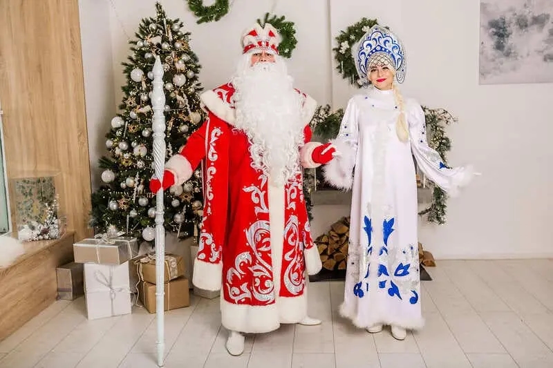 Дед Мороз и Снегурочка в красном Дед Мороз и Снегурочка в красном