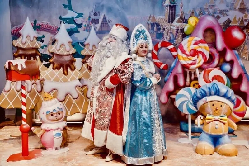 Дед Мороз и Снегурочка, пара "Узорная с кокошником" Дед Мороз и Снегурочка, пара "Узорная с кокошником"