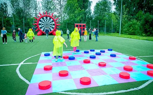 Гигантские шашки на газоне