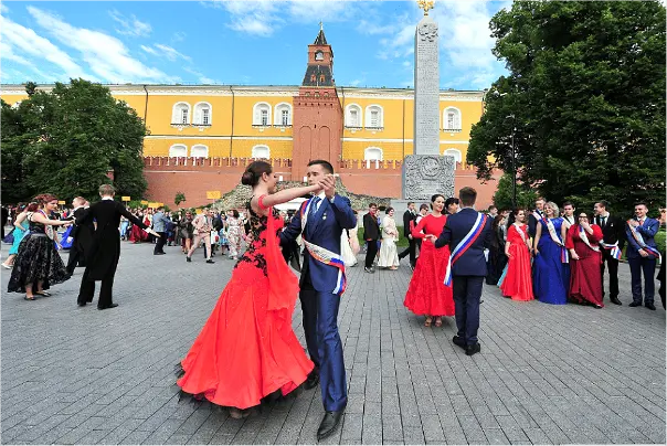 Выпускники танцуют вальс на площади