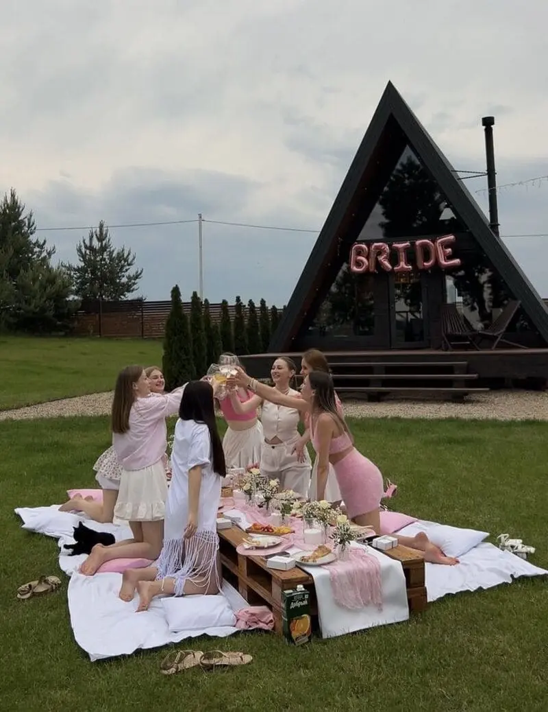 Пикник на траве на девичнике рядом с надписью BRIDE